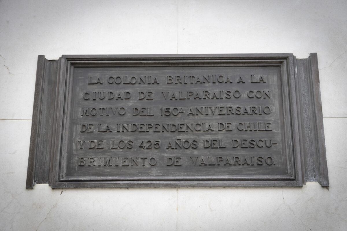 Embajador del Reino Unido, David Concar, interviniendo en la ceremonia frente al Arco Británico.