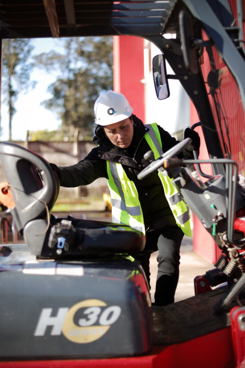 Mujer operando grúa horquilla durante la capacitación en Placilla de Peñuelas.