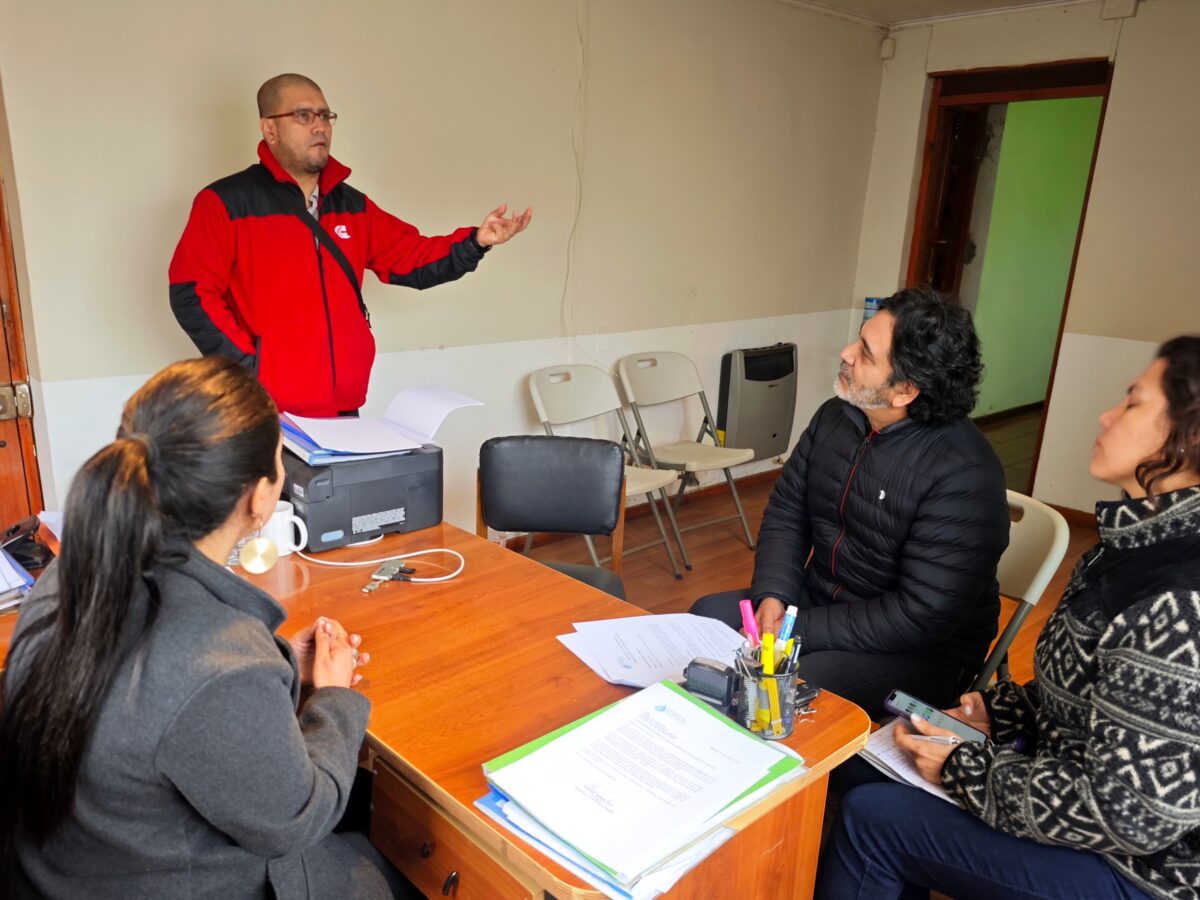 Equipo de Transforma Gestión Hídrica reunido con representantes de la Asociación de Canalistas de Hijuelas.