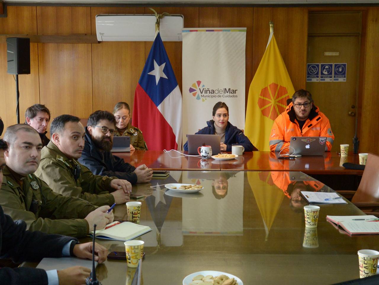 La alcaldesa Macarena Ripamonti lidera la reunión del COGRID comunal junto a representantes de diversas instituciones.