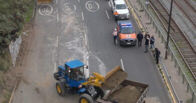 Trabajos de limpieza y retiro de escombros en la Avenida España tras el desprendimiento de tierra.