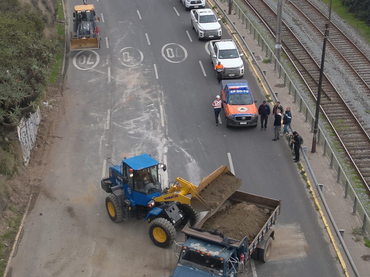 Trabajos de limpieza y retiro de escombros en la Avenida España tras el desprendimiento de tierra.