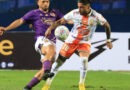 Jugadores de Cobresal y Deportes Concepción disputan el balón durante un partido de la Liga de Primera.