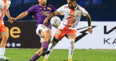 Jugadores de Cobresal y Deportes Concepción disputan el balón durante un partido de la Liga de Primera.