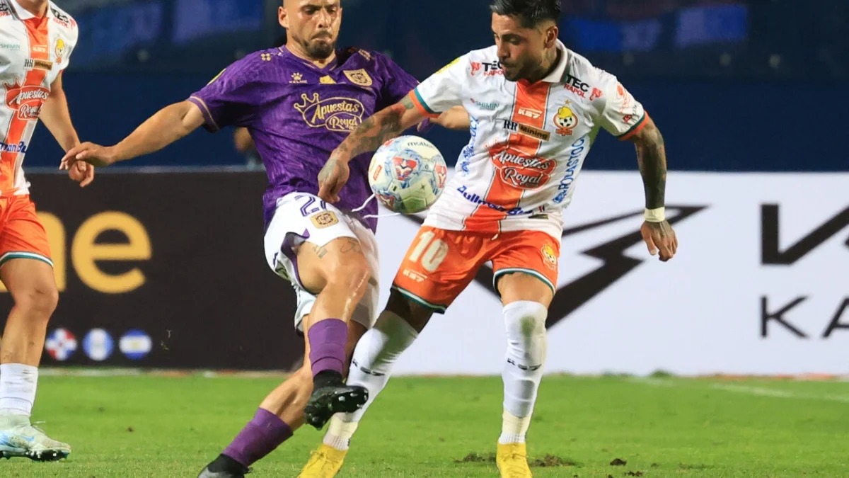 Jugadores de Cobresal y Deportes Concepción disputan el balón durante un partido de la Liga de Primera.