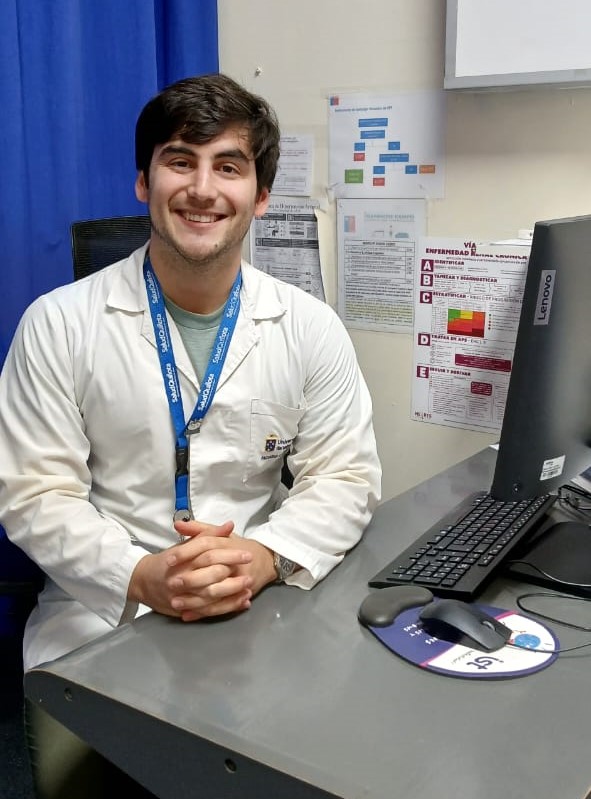 Médico Ignacio Pérez Carrasco en su consulta.