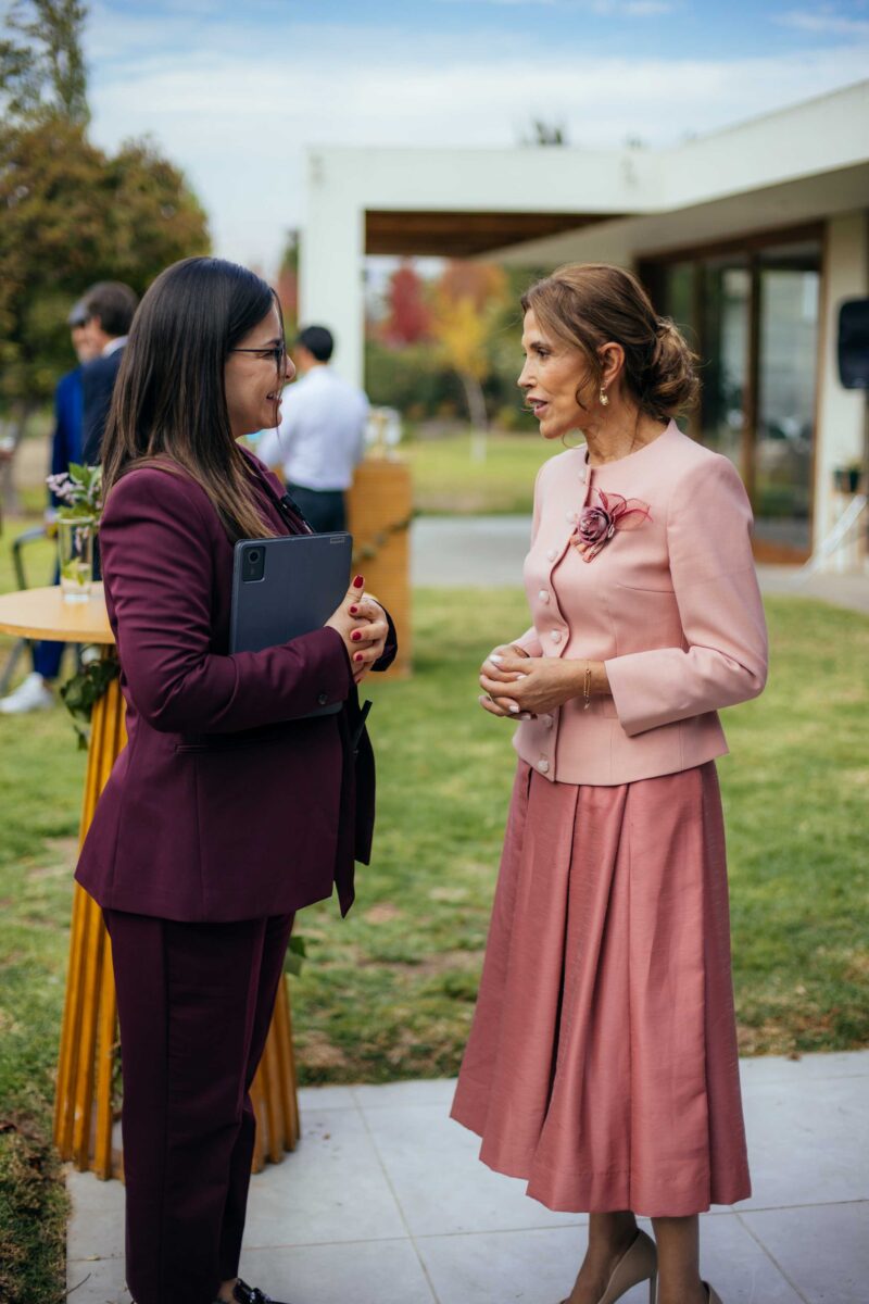 Ingrid Cruz en su rol de wedding planner junto a Carolina Arregui.