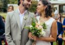 Protagonistas de la nueva teleserie vertical de MegaShorts en una escena de matrimonio.