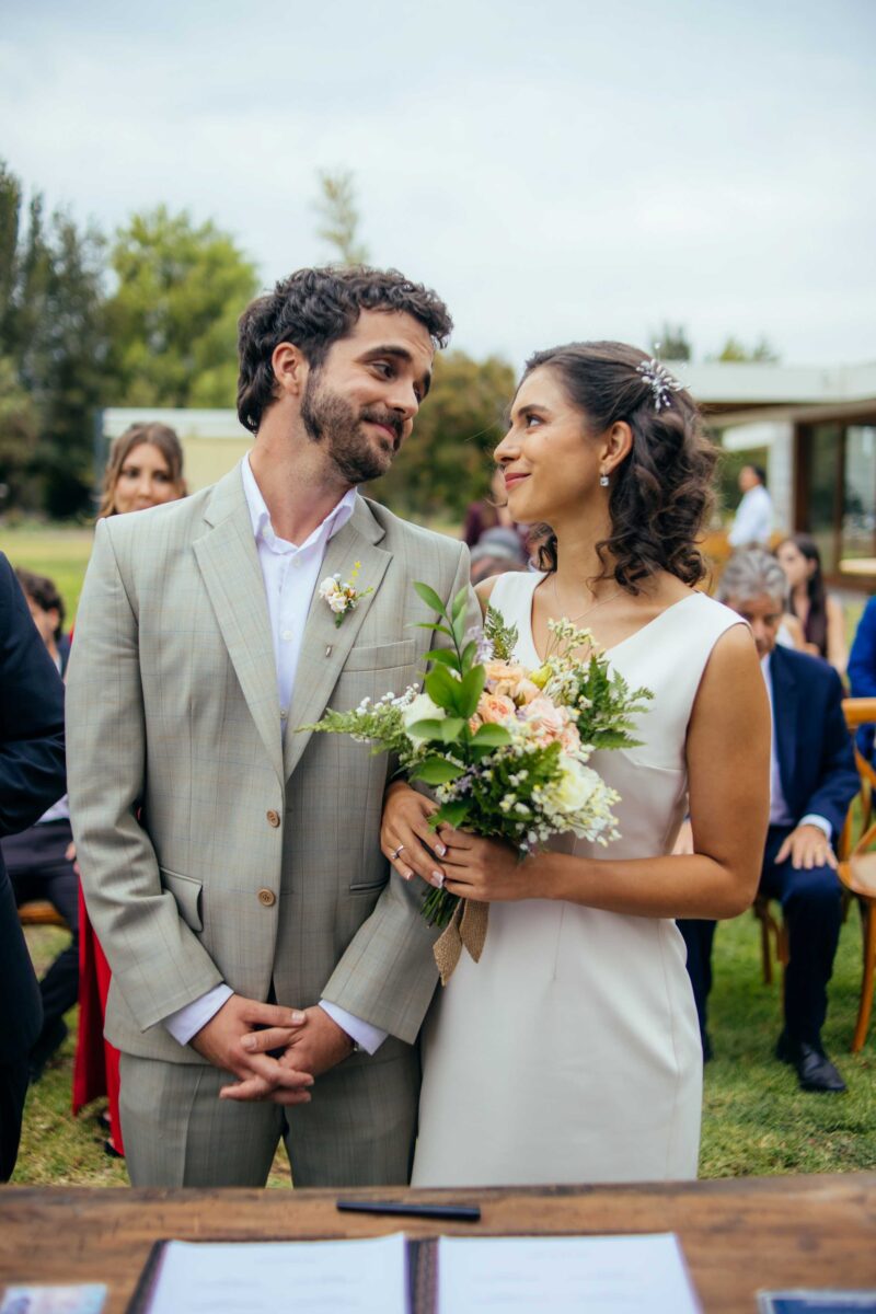 Protagonistas de la nueva teleserie vertical de MegaShorts en una escena de matrimonio.