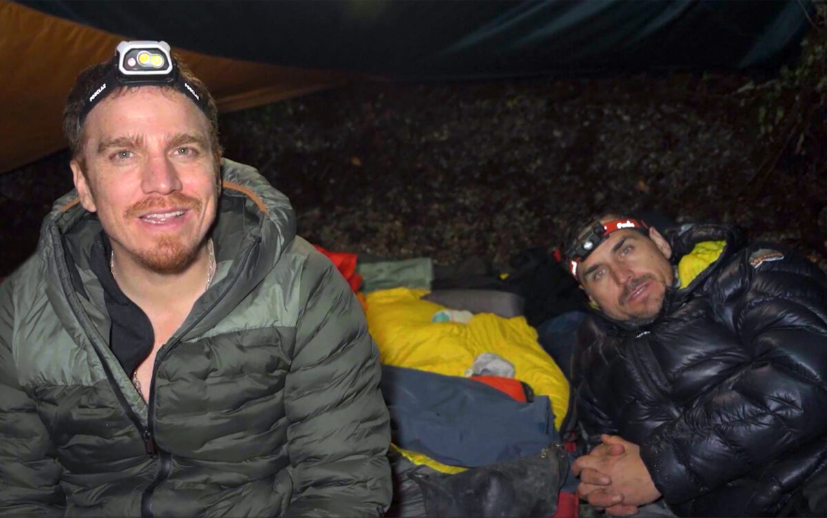 Integrantes de El clan descansando en un campamento durante su travesía.