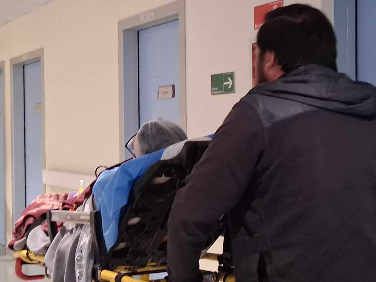 Traslado de paciente en camilla dentro de las instalaciones hospitalarias.
