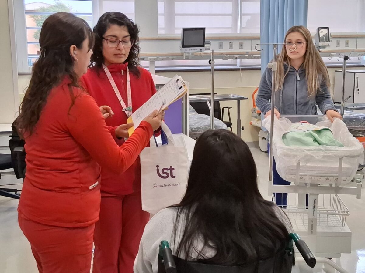 Personal de salud revisando documentación y coordinando atenciones.