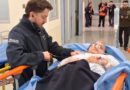 Profesional de salud realizando atención médica en el entorno hospitalario.