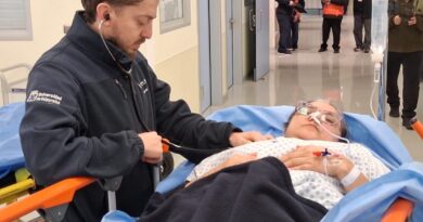 Profesional de salud realizando atención médica en el entorno hospitalario.