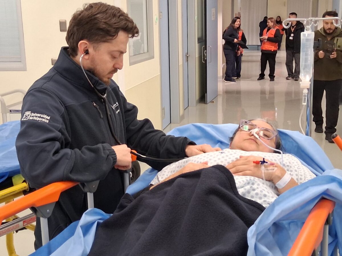 Profesional de salud realizando atención médica en el entorno hospitalario.