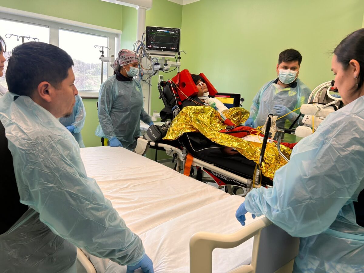 Equipo médico monitoreando a un paciente en una sala de hospitalización.