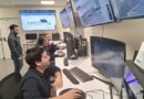 Personal técnico monitoreando el sistema de control centralizado del Hospital Provincial Marga Marga.