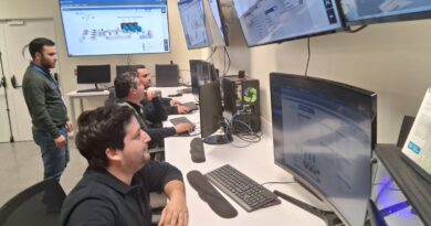 Personal técnico monitoreando el sistema de control centralizado del Hospital Provincial Marga Marga.