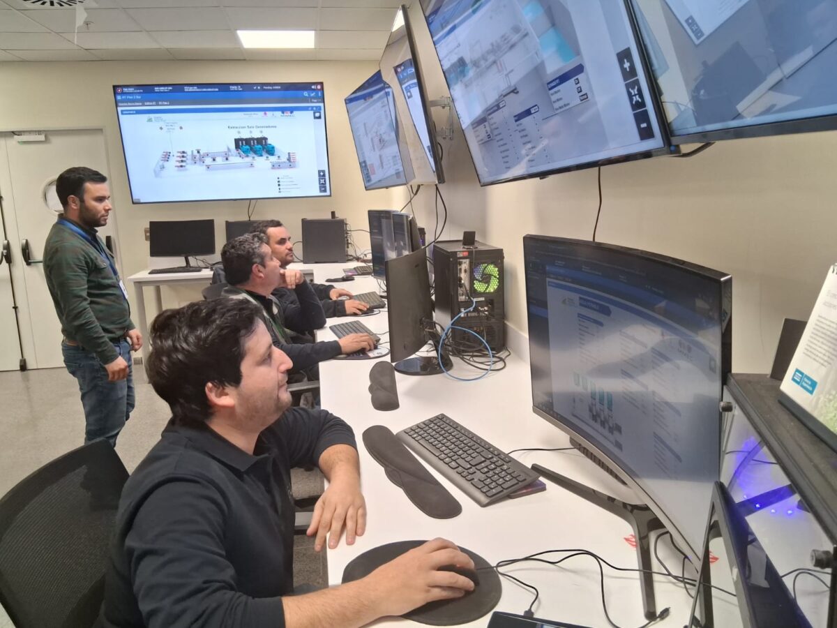Personal técnico monitoreando el sistema de control centralizado del Hospital Provincial Marga Marga.