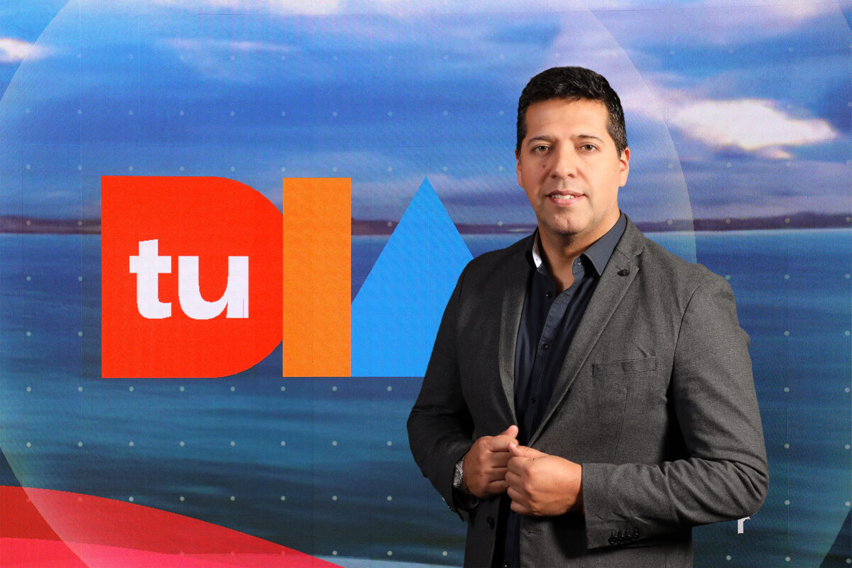 El periodista Fabián Morales en el set del programa Tu día.