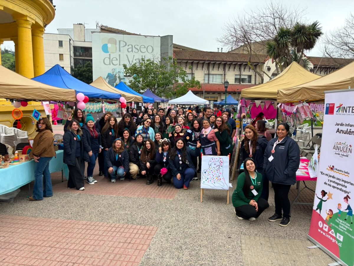 Participantes de la Feria de la Lactancia Materna en la Plaza de Armas de Quillota.