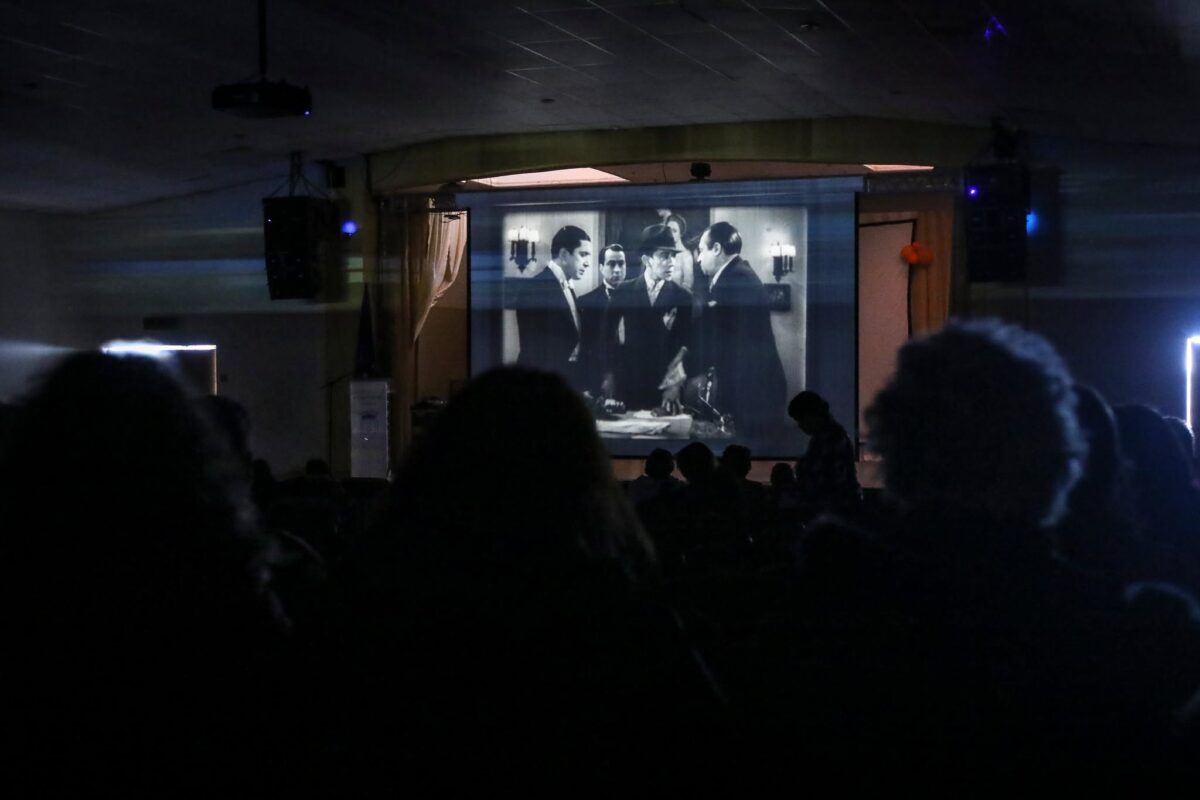 Proyección de una película clásica en el marco del Festival de Cine Miradas Mayores.