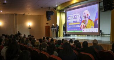 Audiencia de personas mayores participando en una jornada del Festival de Cine Miradas Mayores.