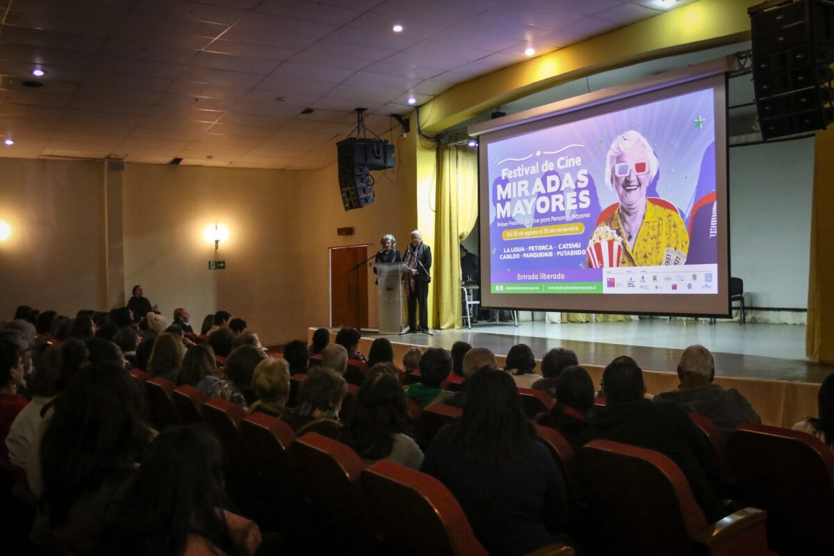 Audiencia de personas mayores participando en una jornada del Festival de Cine Miradas Mayores.