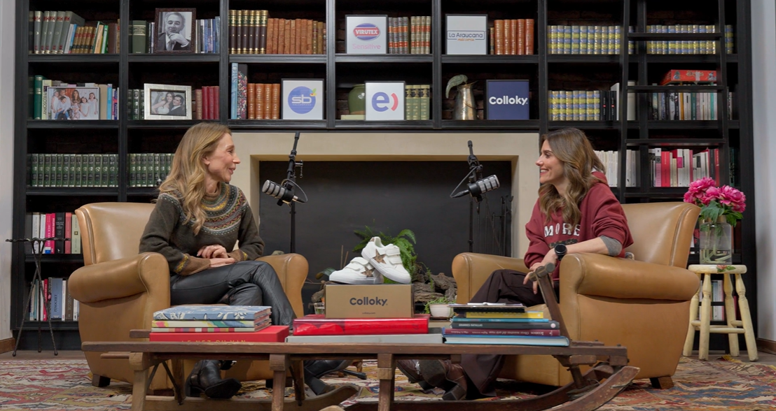 Karen Doggenweiler y María Luisa Godoy conversando en el set de Mamá por siempre.