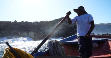 Pescador chango navegando en su embarcación, imagen central del documental Mamacocha.