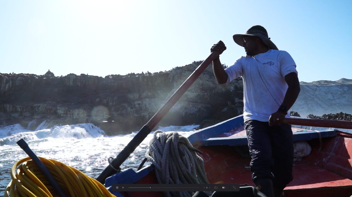Pescador chango navegando en su embarcación, imagen central del documental Mamacocha.