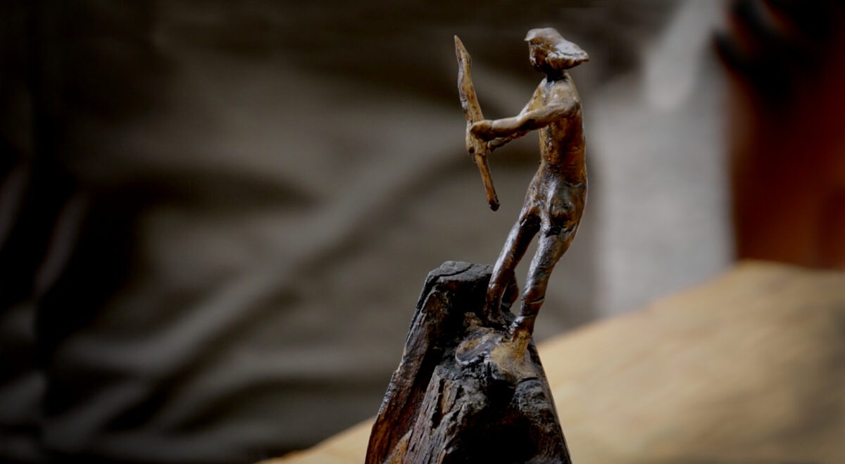 Escultura de madera que representa a un pescador chango, parte de la iconografía del documental.