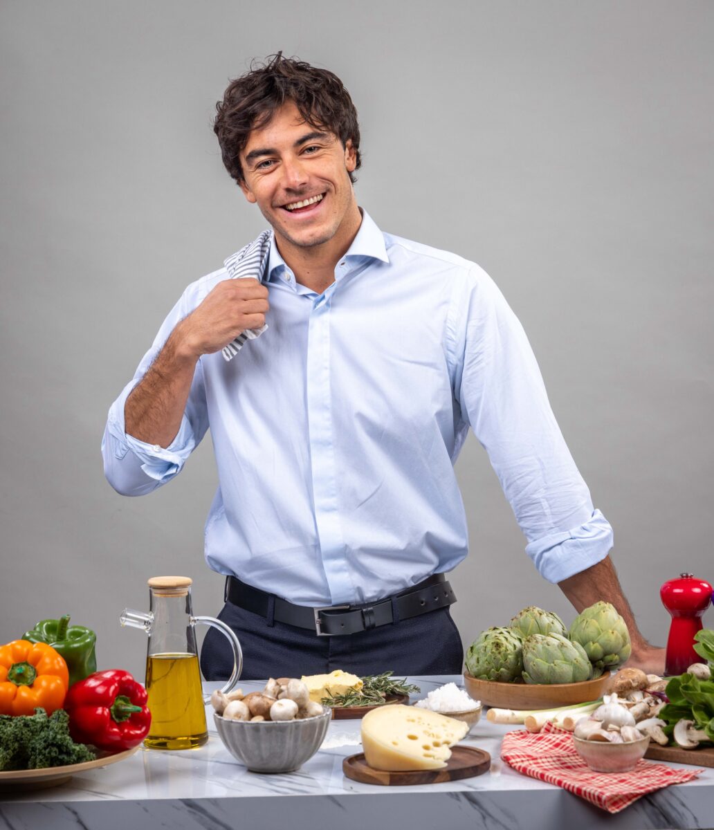 El actor Martín Nieto posando en el set de grabación.