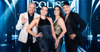 Elenco y equipo del programa Coliseo en el set de televisión.