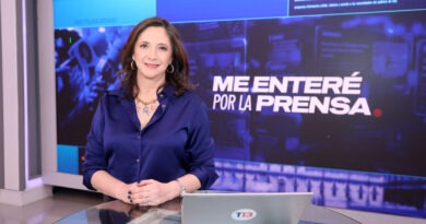 Mónica Pérez en el set del programa Me enteré por la prensa de T13 En Vivo.
