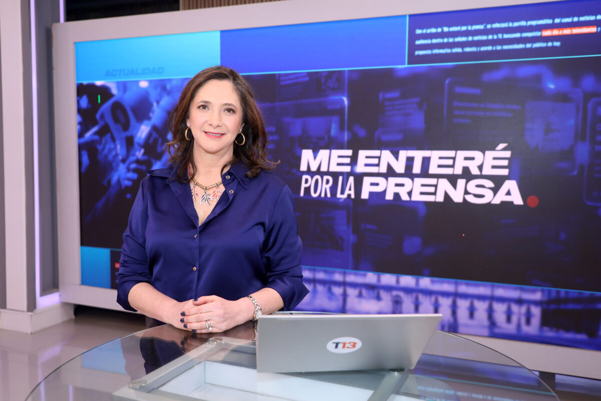 Mónica Pérez en el set del programa Me enteré por la prensa de T13 En Vivo.