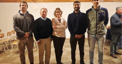 Directiva de la Asociación de Agricultores de Quillota y Marga Marga en reunión de trabajo.