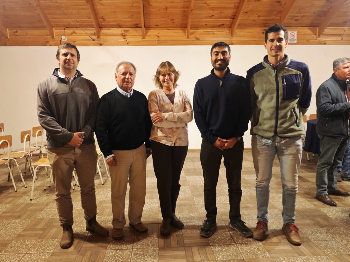 Directiva de la Asociación de Agricultores de Quillota y Marga Marga en reunión de trabajo.