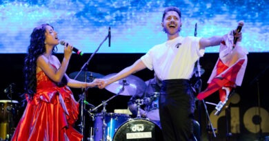 Osvaldo Supino y Lita Pezo cantando juntos sobre el escenario en el Latin Milan Festival.