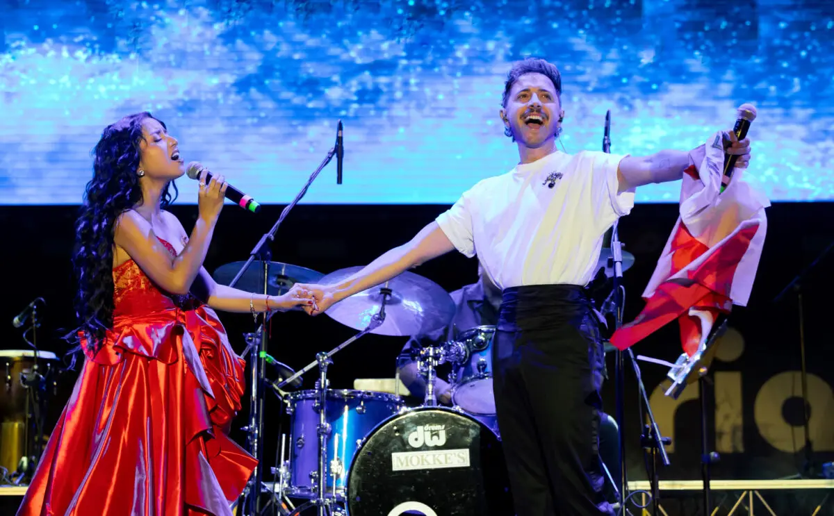 Osvaldo Supino y Lita Pezo cantando juntos sobre el escenario en el Latin Milan Festival.