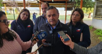 El seremi de Energía, Celso Quezada, entrega declaraciones a la prensa sobre la nueva Ley Ordenemos la Cuenta.