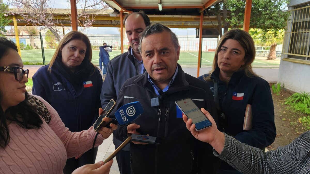 El seremi de Energía, Celso Quezada, entrega declaraciones a la prensa sobre la nueva Ley Ordenemos la Cuenta.