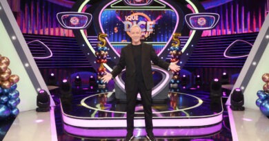 Martín Cárcamo en el estudio de ¡Qué dice Chile! celebrando el quinto aniversario.