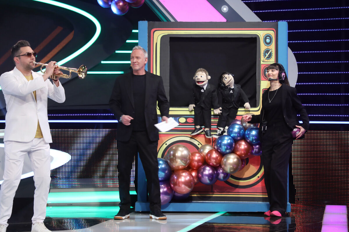 Martín Cárcamo junto a los personajes Titín y Lilina en el set del programa.