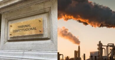 Fachada del Tribunal Constitucional y planta industrial con emisiones.