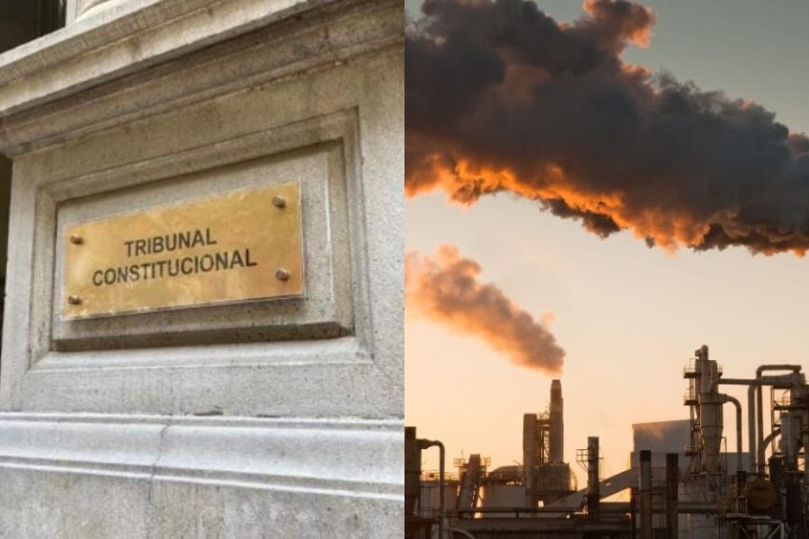 Fachada del Tribunal Constitucional y planta industrial con emisiones.