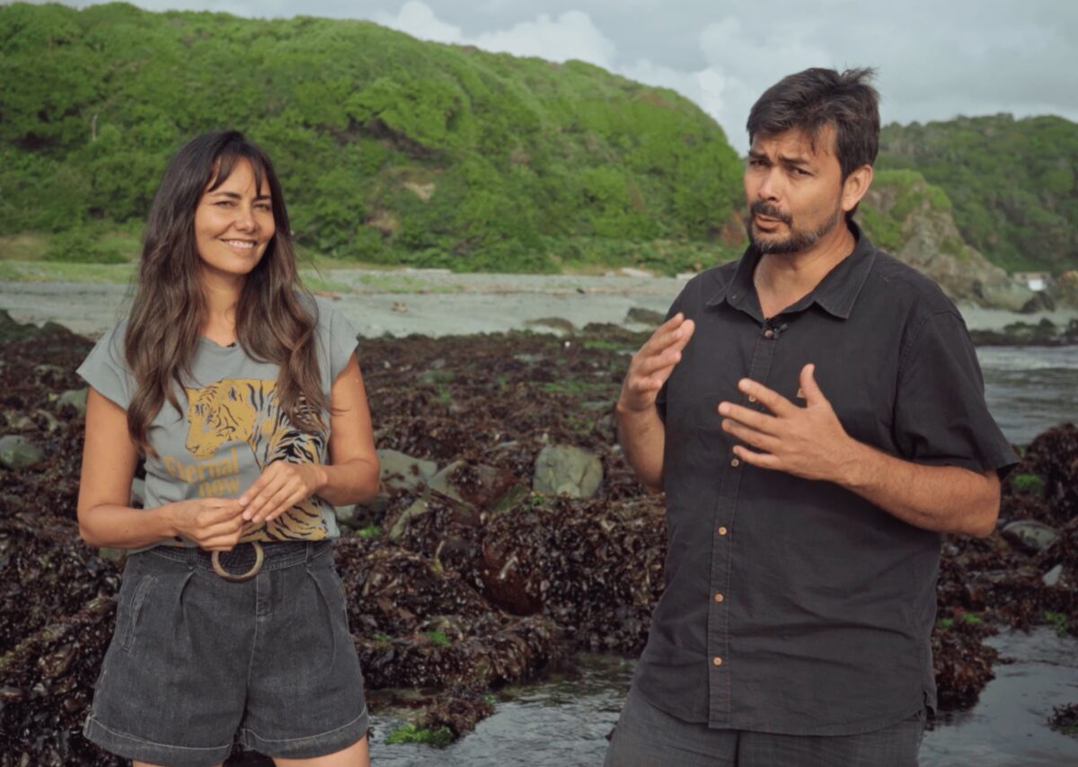 Carola Bezamat y Octavio Silva explorando la biodiversidad costera en Tesoros Naturales.