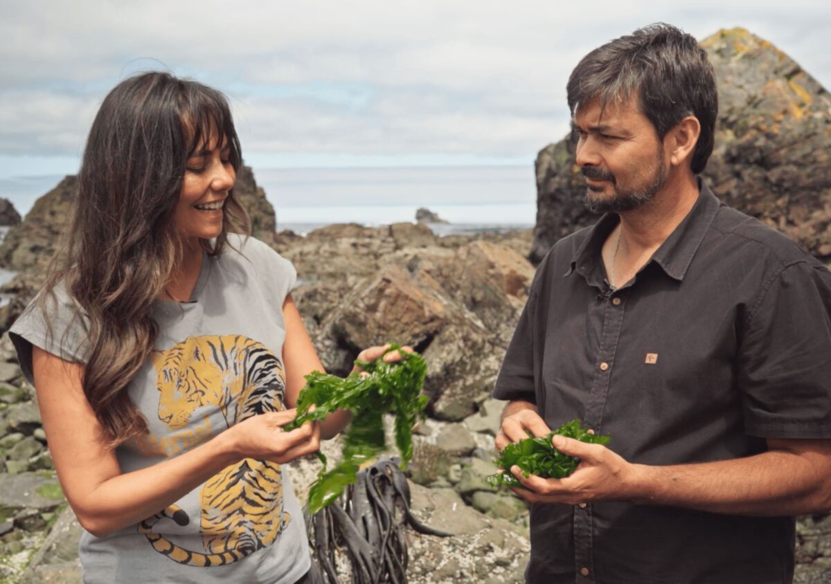 Carola Bezamat y Octavio Silva en terreno analizando especies nativas.
