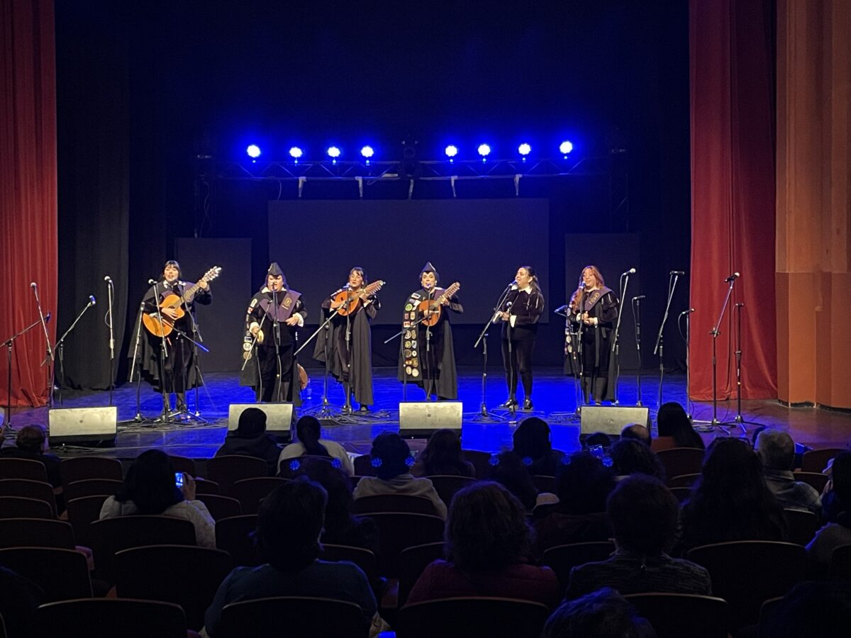 Presentación de la Tuna Femenina en el escenario del Teatro Municipal.