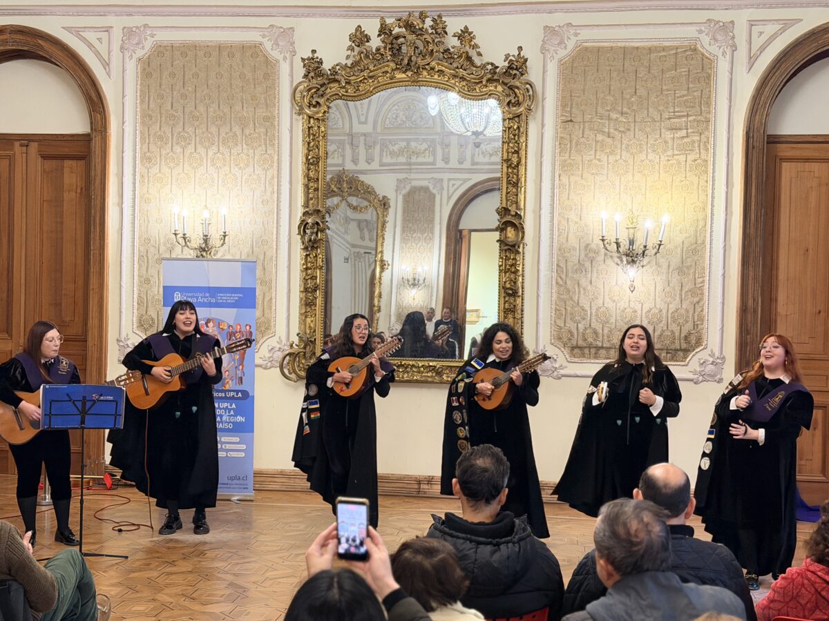 Agrupación de tuna femenina interpretando canciones frente al público.